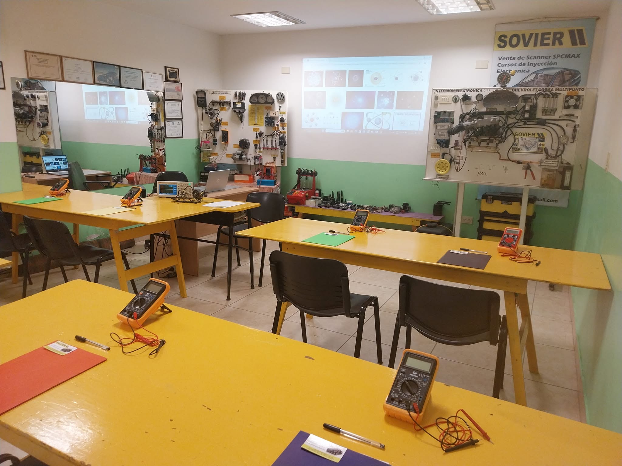 Aula técnica de SOVIER con instrumental y material de inyección electrónica